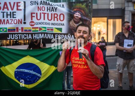 Barcelona, Katalonien, Spanien. September 2021. Der Demonstranten wird während einer Demonstration vor einer brasilianischen Flagge gesehen.am Tag der Unabhängigkeit Brasiliens, dem 7. September, hat der Präsident Brasiliens, Jair Bolsonaro, seine Anhänger bei Demonstrationen im ganzen Land zusammengerufen und zu Drohungen gegen die Demokratie und einem möglichen Staatsstreich aufstachelt. Verschiedene Gruppen und politische Parteien im Land haben dagegen reagiert und Demonstrationen gegen den Präsidenten aufgerufen, in Barcelona hat eine Gruppe Brasilianer einen Akt gegen den Präsidenten auf den Ramblas durchgeführt (Bildnachweis: © Thiago plude Stockfoto