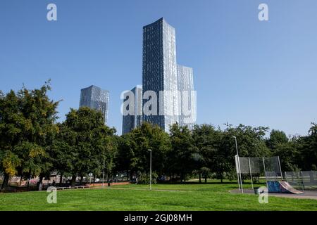 Der Deansgate Square Skyscraper Cluster vom Hulme Park aus gesehen. Stockfoto