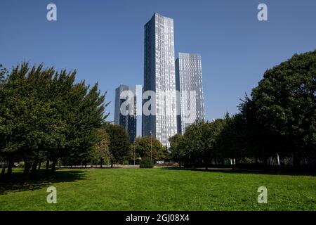 Der Deansgate Square Skyscraper Cluster vom Hulme Park aus gesehen. Stockfoto