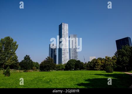 Der Deansgate Square Skyscraper Cluster vom Hulme Park aus gesehen. Stockfoto