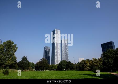 Der Deansgate Square Skyscraper Cluster vom Hulme Park aus gesehen. Stockfoto