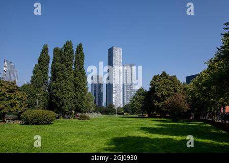 Der Deansgate Square Skyscraper Cluster vom Hulme Park aus gesehen. Stockfoto