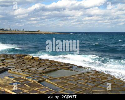 MARSASCALA, MALTA - 17. Januar 2012: Salzpfannen, die für die Sammlung und Herstellung von Meerwasser verwendet werden, das in den Felsen entlang der Küste des Mars gemeißelt wurde Stockfoto