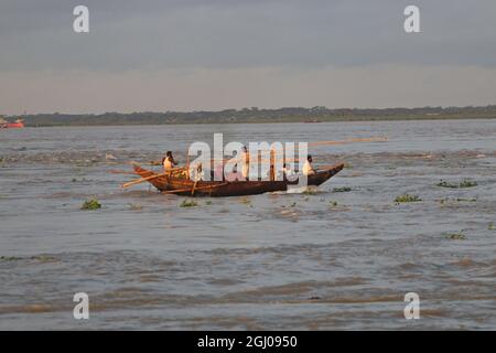 Nicht exklusiv: CHANDPUR, BANGLADESCH - SEPTEMBER 7: Fischer werden auf dem Boot beim Angeln gesehen. Chandpur Fischmarkt ist der größte Großhandelsmarkt o Stockfoto