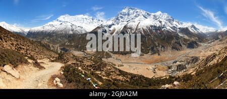 Panoramablick auf Manang Tal, Bhraka Dorf, Annapurna 2 II, Annapurna 3 III, Ganggapurna und Khangsar Kang, Runde Annapurna Circuit Trekking Trai Stockfoto
