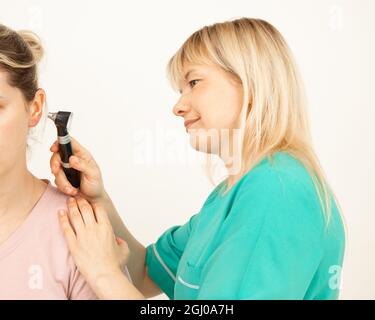 Der Otolaryngologe untersucht den Patienten mit Hilfe des Otoskops. Moderne medizinische Geräte. Otolaryngologe. Ärztliche Untersuchung. Die neuesten Technologien. Vorbeugend Stockfoto