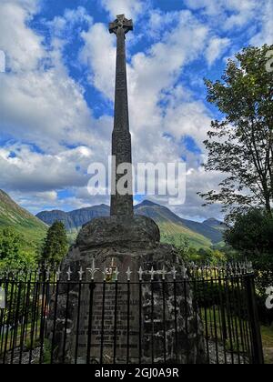 Blick auf ein Denkmal zum Gedenken an das Massaker von Glencoe in den schottischen Highlands. Stockfoto