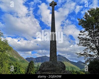 Blick auf ein Denkmal zum Gedenken an das Massaker von Glencoe in den schottischen Highlands. Stockfoto