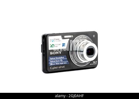 Moskau, Russland - 6. September 2021: Gebrauchte Digitalkamera Sony Cyber-shot DSC-W320 mit erweitertem Carl Zeiss ® Objektiv, isoliert auf weißem Hintergrund. SPA kopieren Stockfoto