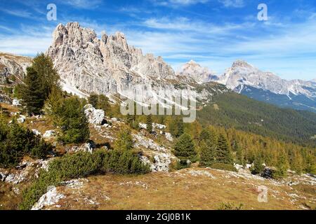 Morgens Panoramablick auf Cima Ambrizzola, Croda da Lago und Le Tofane Gruppe, Alpen Dolomiten Berge, Italien Stockfoto