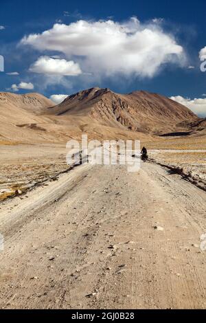 Pamir Autobahn oder Pamirskij trakt mit Biker, gibt es eine der besten Radweg auf der Welt. Unbefestigte Straße in Tadschikistan, Dach der Welt Stockfoto