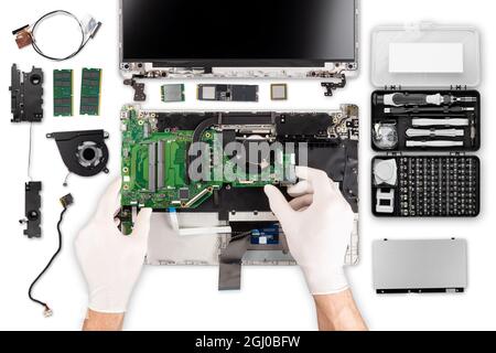 Techniker mit Handschuhen Kettenschutz beheben Motherboard Reparatur in der Draufsicht. Isoliert auf weißem Hintergrund. Computer-Teile und Handwerkzeuge auf Schreibtisch. Stockfoto