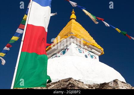 Stupa in der Nähe des Dorfes Dingboche mit Gebetsfahnen - Weg zum Everest-Basislager - Khumbu-Tal - Nepal-buddhismus Stockfoto