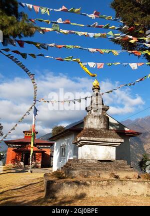 Bupsa Gompa Kloster und Stupa mit Gebetsfahnen in der Nähe von Lukla und Kharikhola Dorf, Khumbu Tal, Everest Gebiet, Solukhumbu, Nepal Stockfoto