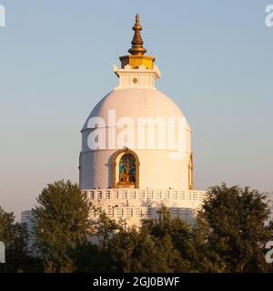 Weltfriedensstupa in der Nähe von Pokhara, Nepal, Blick auf den Sonnenuntergang am Abend Stockfoto