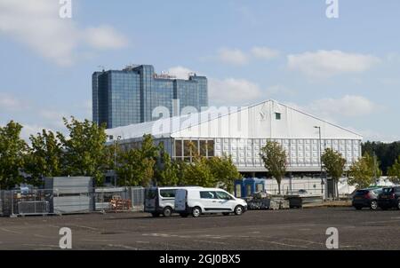 Im temporären Dorf auf dem Parkplatz des SEC Campus beginnen die Bauarbeiten für die bevorstehende Klimakonferenz COP26 in Glasgow, Schottland. Stockfoto