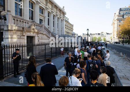 Paris, Frankreich, 8. September 2021. Am Eröffnungstag des Verfahrens am 8. September 2021 steht ein Journalist vor dem temporären Gerichtssaal, der für den Prozess gegen die Anschläge von Paris vom 2015. November eingerichtet wurde. Der größte Prozess in der modernen Rechtsgeschichte Frankreichs beginnt am 8. September 2021 wegen der Angriffe auf Paris vom 2015. November, bei denen 130 Menschen in Bars, Restaurants und der Konzerthalle von Bataclan getötet wurden. Der Selbstmordanschlag und Schussangriff von drei Dschihadisten-Teams, die aus Syrien geplant und später von der Gruppe des Islamischen Staates behauptet wurden, war Fran Stockfoto