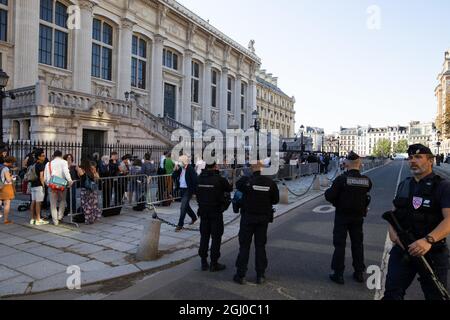 Paris, Frankreich, 8. September 2021. Am Eröffnungstag des Verfahrens am 8. September 2021 steht ein Journalist vor dem temporären Gerichtssaal, der für den Prozess gegen die Anschläge von Paris vom 2015. November eingerichtet wurde. Der größte Prozess in der modernen Rechtsgeschichte Frankreichs beginnt am 8. September 2021 wegen der Angriffe auf Paris vom 2015. November, bei denen 130 Menschen in Bars, Restaurants und der Konzerthalle von Bataclan getötet wurden. Der Selbstmordanschlag und Schussangriff von drei Dschihadisten-Teams, die aus Syrien geplant und später von der Gruppe des Islamischen Staates behauptet wurden, war Fran Stockfoto