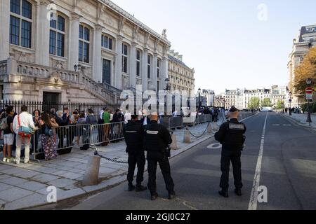 Paris, Frankreich, 8. September 2021. Am Eröffnungstag des Verfahrens am 8. September 2021 steht ein Journalist vor dem temporären Gerichtssaal, der für den Prozess gegen die Anschläge von Paris vom 2015. November eingerichtet wurde. Der größte Prozess in der modernen Rechtsgeschichte Frankreichs beginnt am 8. September 2021 wegen der Angriffe auf Paris vom 2015. November, bei denen 130 Menschen in Bars, Restaurants und der Konzerthalle von Bataclan getötet wurden. Der Selbstmordanschlag und Schussangriff von drei Dschihadisten-Teams, die aus Syrien geplant und später von der Gruppe des Islamischen Staates behauptet wurden, war Fran Stockfoto