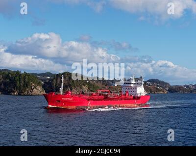 Der rot geschälte Finnstraum Oil and Chemical-Tanker, der an einem klaren Wintertag im Fjord vor dem Hafen von Bergen unterwegs ist Stockfoto