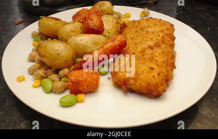 Fisch mit Gemüse gebraten Stockfoto