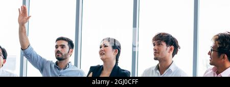 Close-up Senior kaukasischen Geschäftsmann heben die Hand nach oben neben mit den Kollegen im Seminar Diskussion Stockfoto