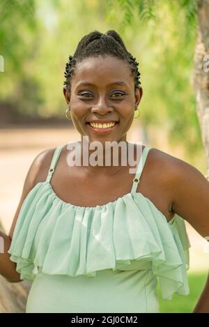 Afroamerikanische Frau in weißem Kleid. Stockfoto