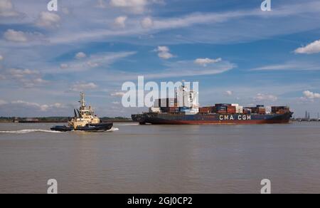Das Containerschiff ANL WYONG auf der Themse, Gravesend, fährt mit einem Schlepper SVITZER ADIRA in der Nähe auf See Stockfoto