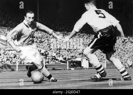 1953 FA Cup Final Bolton Wanderers gegen Blackpool Stanley Matthews the Blackpool Outside Right, demonstriert seine Zauberkünste, als er den Ball beim FA Cup Final in Wembley an Bolton's Barrass vorbei lendete. Matthews setzte diesen Ball auf Bill Perry, der das vierte und siegreiche Tor erzielte. Mai 1953 Stockfoto