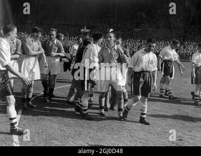 1953 FA Cup Final Bolton Wanderers gegen Blackpool Sobald die Schlusspfeife geklungen war Billy Moir, der Bolton-Kapitän, war einer der ersten im Bolton-Team, der Stanley Matthews gratulierte. Mai 1953 Stockfoto