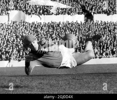 Gordon Banks, Torhüter von Leicester City, rettet einen Schuss von Jimmy Greaves während eines Spiels gegen Spurs. Oktober 1963 Stockfoto