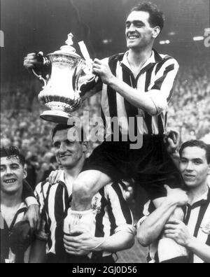 1952 FA Cup Finale Newcastle Utd gegen Arsenal Newcastle Kapitän und rechte Hälfte Joe Harvey wird von seinen Teamkollegen bejubelt, als er im zweiten Jahr in Folge den FA Cup nach dem besiegten Arsenal 1:0 hält. Mai 1952 Stockfoto