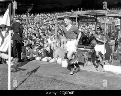 Der Kapitän von Manchester United, Roger Byrne, führt das Team in Highbury für das Spiel der Division One League gegen Arsenal an. Byrne spielt links und hat 22 England Caps gewonnen. Oktober 1956 Stockfoto