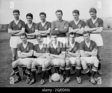 Das Team von Manchester United, das Bolton Wanderers morgen im Finale des FA Cup in Wembley trifft. Zurück L zu R, Goodwin, Dawson, Cope, Gregg, Greaves und Crowther. Vorne L bis R, Vidllet, Taylor, Foulkes, Webster und Charlton. Mai 1958 Stockfoto