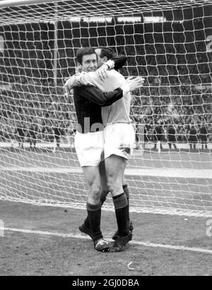 England gegen Schottland Schottlands neuer Kapitän Jim McCalliog umarmt den altgedienten Torhüter Ronnie Simpson, nachdem Schottland England 3-2 in Wembley besiegt hatte. April 1967 Stockfoto