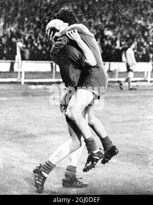 1968 European Cup Final Manchester United gegen Benfica George Best und Bobby Charlton teilen ihren größten Moment, nachdem Manchester United Benfica beim European Cup Final im Wembley-Stadion mit vier Toren zu einem geschlagen hat. Mai 1968. Stockfoto