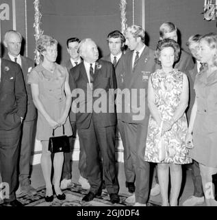 Mitglieder des britischen Olympischen Teams von 1968, das Medaillen gewann und in der Downing Street von Premierminister Harold Wilson unterhalten wurde. L-R: Major Derek Allhusen (Gold und Silber 3-Tage-Sportwettkampf), Lillian Board (Silber 400 m), Sgt Jones (Gold 3-Tage-Sportwettkampf), Premierminister Wilson, C. Finnigan (Goldboxen), David Hemery (Gold Hurdles), Mrs. Wilson und Miss Marion Coakes (Silver Show Jumping) am 9. November 1968 Stockfoto