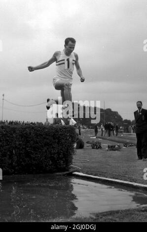 Chris Brasher, der bei den Olympischen Spielen in Melbourne für den 3000-Meter-Hindernislauf ausgewählt wurde, hat am 21. August 1956 in London einen Wassersprung gemacht Stockfoto