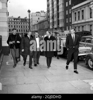 Beim Verlassen des Gebäudes der Football Association Commission im Londoner Lancaster Gate sind der ehemalige Verteidiger der englischen Internationale Tony Kay (links) und der mittwochs-mittlere Stürmer von Sheffield, David 'Bronco' Leyne (vorne rechts), zu sehen. Nachdem sie nach Verurteilungen im Fall der Fußball-Bestechung zu Gefängnisstrafen verurteilt worden waren, erschienen sie vor der Verkündung, um eine zweite Chance zu kämpfen, ihren Lebensunterhalt vom Fußball zu verdienen. Beide verbüßen elf Wochen einer viermonatigen Haftstrafe, die im Januar in Nottingham Assegries verhängt wurde. April 1965 Stockfoto