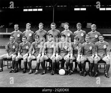 Liverpool Team Photo 1967 Front Row: Von links nach rechts: Ian St.John, Ian Callaghan, Alf Arrowsmith, Tony Hately, Ron Yeats (Kapitän), Emlyn Hughes, Peter Thomson, Tom Smith. Back Row: G.Byrne, Geoff Strong, Ray Clemence, Tom Lawrence, Bill Stevenson, Und Roger Hunt. Juli 1967. Stockfoto