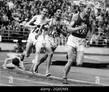 Olympische Spiele 1952 - Helsinki - Finnland. Emil Zatopek führt von Mimoun und Schade im Finale der 5000m, als Chataway stolpert und fällt. Juli 1952. Stockfoto