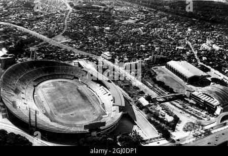 Das Nationalstadion in Tokio, Japan, war das Zentrum der Olympischen Spiele 1964. Unten rechts befinden sich die Gebäude, in denen sich das metropolitane Gymnasium und das Hallenbad befinden. Der schattige Bereich oben rechts ist der Ort, an dem das Olympische Dorf Yoyogi erbaut wurde. Januar 1962. Stockfoto
