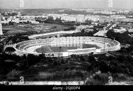 Blick auf das riesige Olympiastadion am Foro Italico, dem Austragungsort der Leichtathletik-Veranstaltungen der Olympischen Spiele 1960 in Rom. Er bietet Platz für bis zu 100,000 Zuschauer, verfügt über 572 Sitze für Journalisten, 54 Telefonzellen, Teledrucker und Teleapparate. Die Umkleidekabinen bieten Platz für 1,500 Athleten gleichzeitig. August 1960. Stockfoto