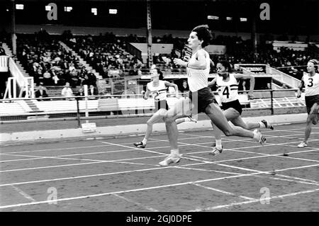 Irena Szewinska gewinnt die 100 Millionen der Frauen beim Athletics London Fire Brigade Meeting, bei dem Großbritannien gegen Polen im Stadion der Weißen Stadt vertreten ist. An zweiter Stelle stand Valerie Peat (GB) und an dritter Stelle Anita Neil (GB). August 1968. Stockfoto