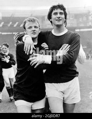 England gegen Schottland nach dem internationalen Fußballspiel zwischen England und Schottland im Wembley Stadium verlassen zwei glückliche schotten, Billy Bremner (links) und Jim Baxter, das Feld. Das Spiel war ein Qualifikationsspiel beim European Nations Cup. Schottland gewann mit drei:zwei Toren und war das erste Team, das England seit dem Sieg bei der Weltmeisterschaft im Jahr 1966 besiegte. April 1967. Stockfoto