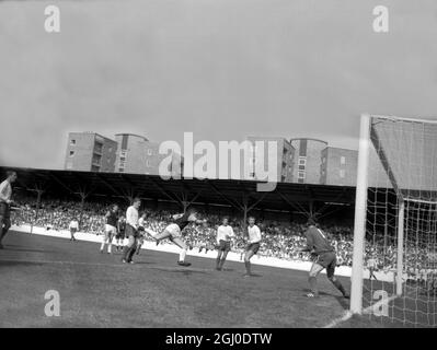 West Ham United gegen Chelsea Ron Boyce (2., links vorne) aus West Ham Utd erzielt den Ausgleich für sein Team gegen Chelsea auf dem Boleyn-Platz. Joe Kirkup (mit offenem Mund) und Torwart Peter Bonetti (rechts), beide aus Chelsea, beobachten den Ball, wie er ins Netz geht. Chelsea gewann das Spiel mit 2:1. August 1966 Stockfoto