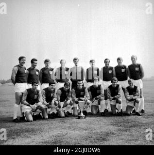 West Ham Utd Team Back Row von links nach rechts: John Bond, Ken Brown, Martin Peters, Joe Kirkup, Jim Standen, Brian Dear, Eddie Bovington, Jack Burkett, Bobby Moore. Vordere Reihe von links nach rechts: Peter Brabrook, Alan Sealey, Ron Boyce, Johnny Byrne, Geoff Hurst, Tony Scott, John Sissons. August 1965. Stockfoto