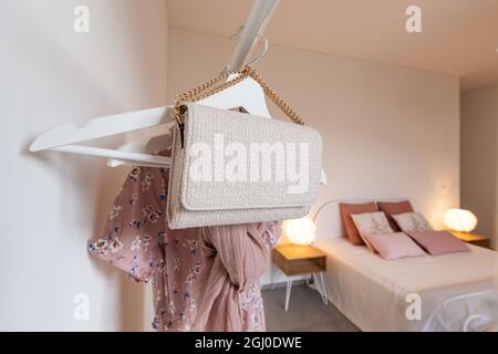 Modische Handtasche, die an einer Wäscheleine hängt. Stockfoto