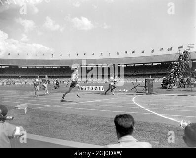 Melbourne Olympic Games 1956 Betty Cuthbert aus Australien (468) gewinnt das erste Halbfinale der 100 m Damen mit Isabelle Daniels aus den USA (503) am 24. November 1956 Stockfoto
