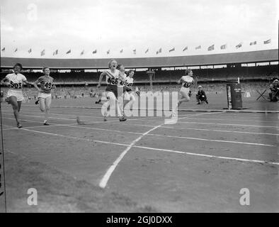 Melbourne Olympic Games 1956 Betty Cuthbert aus Australien (468) gewinnt das 100-Meter-Finale mit einer Zeit von 11.5 Sekunden. Der zweite war C. Stubnick aus Deutschland (484) und der dritte M. J. Mathews aus Australien (470). Andere sind Heather Armitage von Großbritannien (487) , G. Leone von Italien (491) und I. F. Daniels von den USA (503), 1. Dezember 1956 Stockfoto